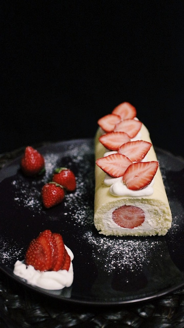 马斯卡朋芝士草莓蛋糕卷