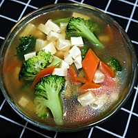 高蛋白轻食套餐：无油鸡胸肉汉堡+黑椒玉米粒+鲜蔬豆腐汤的做法图解14