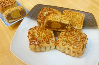 传统广式蛋黄莲蓉豆沙月饼
