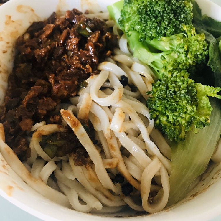 用鸡蛋代替猪肉的炸酱面～的做法