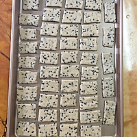 黑芝麻咸苏打饼干的做法图解9