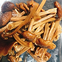 黑椒汁杏鲍菇茶树菇炒牛肉片的做法图解2