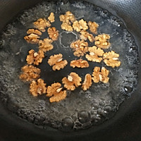 芹菜炒黑木耳核桃的做法图解2
