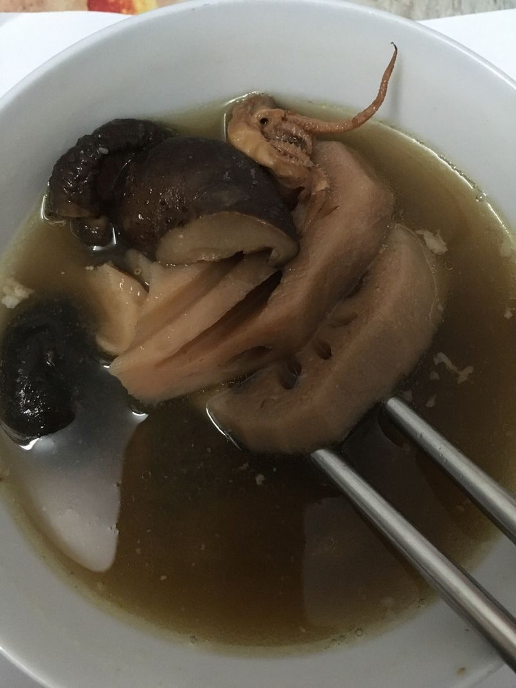 干鱿莲藕排骨汤的做法