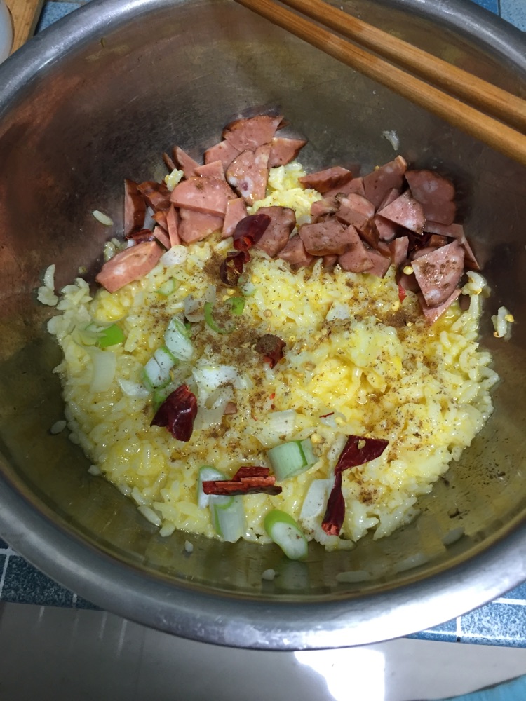 哈尔滨红肠蛋炒饭的做法图解1