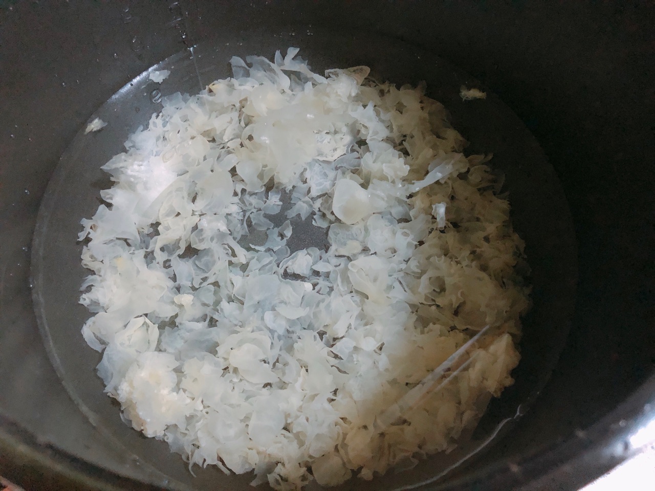 枸杞桂圆银耳汤的做法图解3