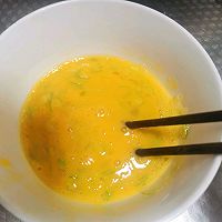 #“酒”是要开心#好吃又好看～蒜苔炒鸡蛋的做法图解2