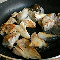 三文鱼头豆腐海带汤的做法图解2