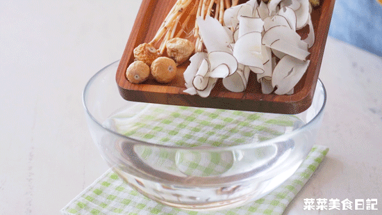 海底椰雪梨冻 | 清热冰爽的做法图解2