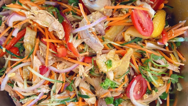 营养丰富低卡菜——凉拌手撕鸡的做法