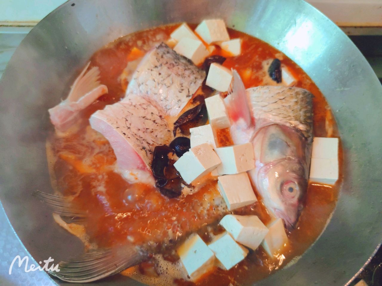 浓郁香气的铁锅炖黄鱼贴饼子的做法，配上松软的玉米饼，年味儿十足！