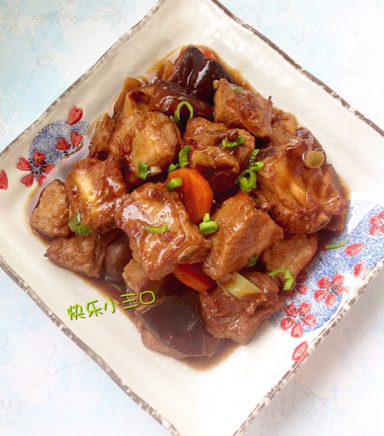 Stewed spareribs with mushrooms