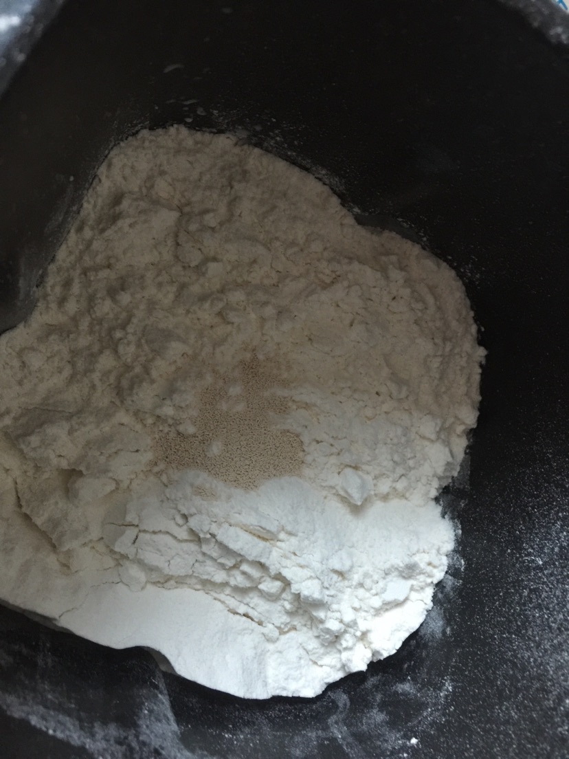 玉米火腿辫子包的做法图解1