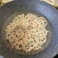 凉拌藕片的做法图解2