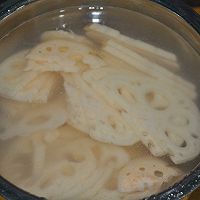 #暖冬酱在手，嗨吃部队锅#凉拌藕片的做法图解1