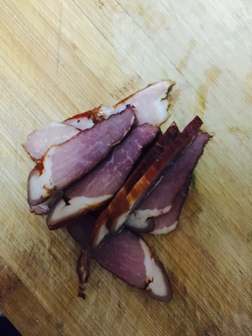 腊肉炒青笋的做法图解2