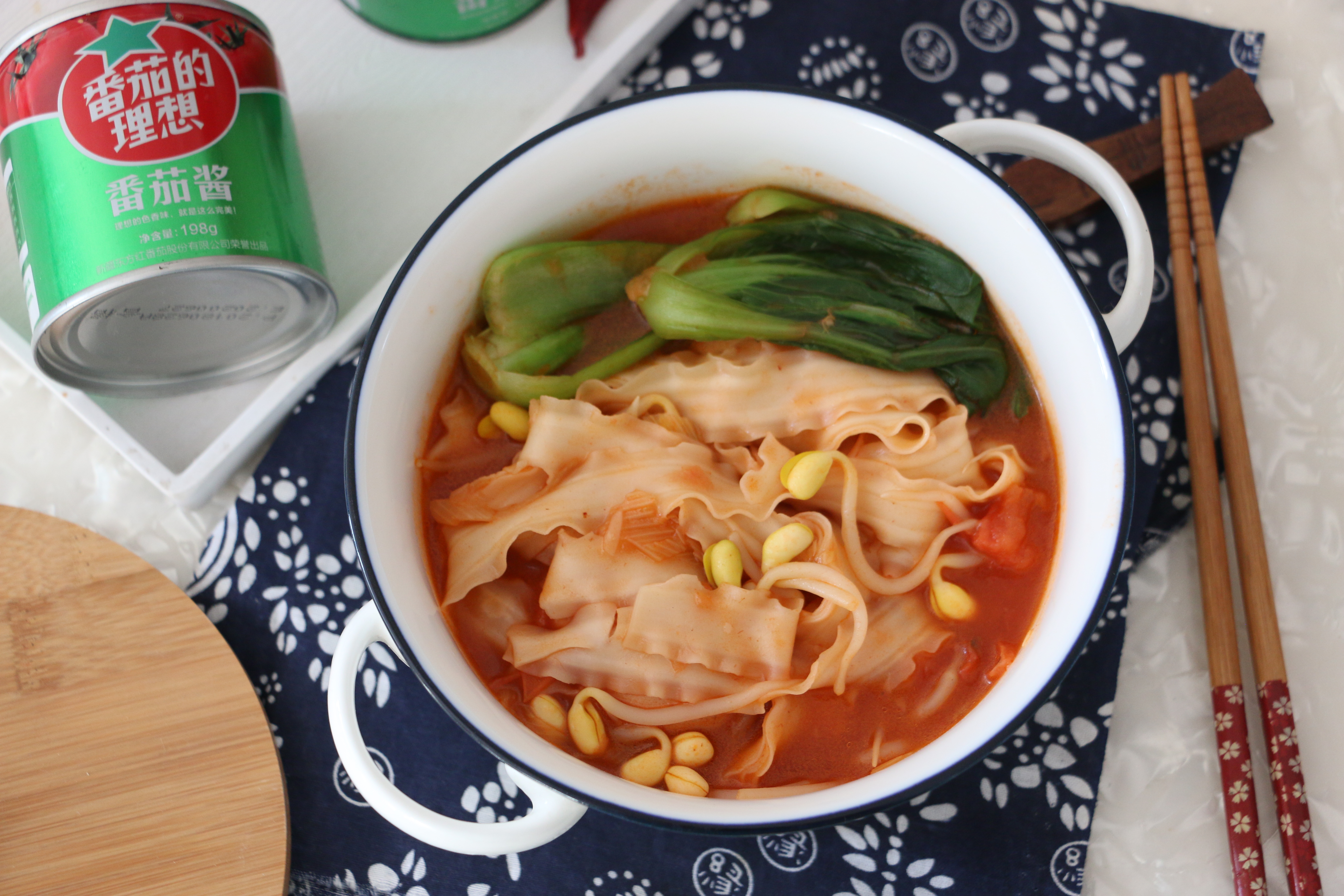 Noodles in tomato sauce