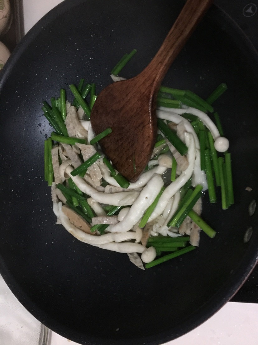 茶树菇炒韭菜花的做法图解1