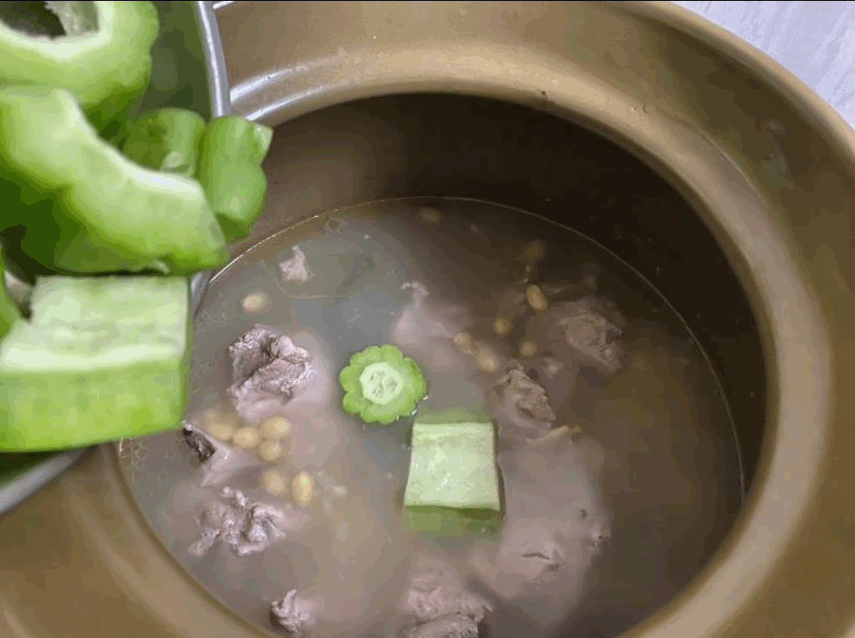凉瓜黄豆海带苗排骨汤—消暑降火，老少适宜的做法图解4