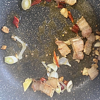 手撕包菜炒五花肉的做法图解2