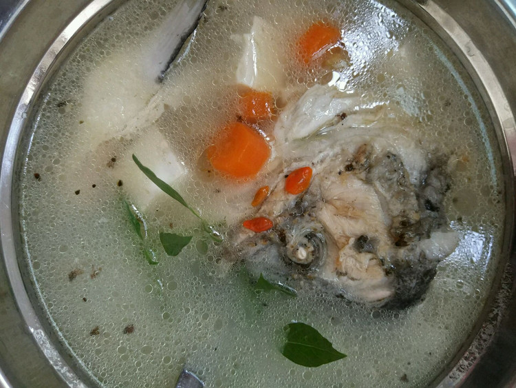 三文鱼头汤的做法
