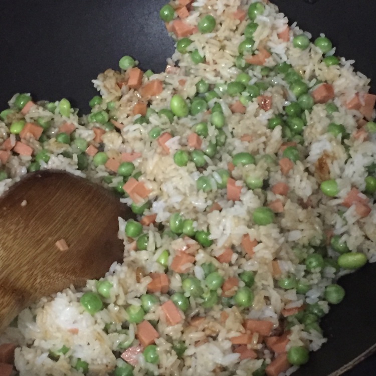 大豆火腿炒饭的做法图解5
