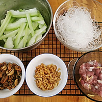 冬瓜虾米淡菜粉丝瘦肉汤的做法图解2