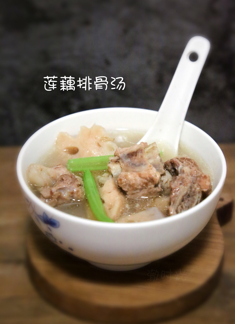 莲藕排骨汤的做法