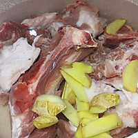 冬季炖肉汤的做法图解3