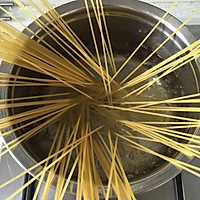 牛油果鲜虾意面的做法图解3