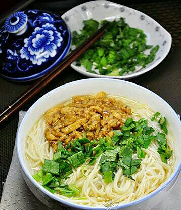 鸡脯肉热汤面