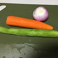 凉拌金针菇洋葱香菜胡萝卜的做法图解2