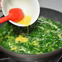 #减一点更好#清香鸡蛋菠菜汤的做法图解5