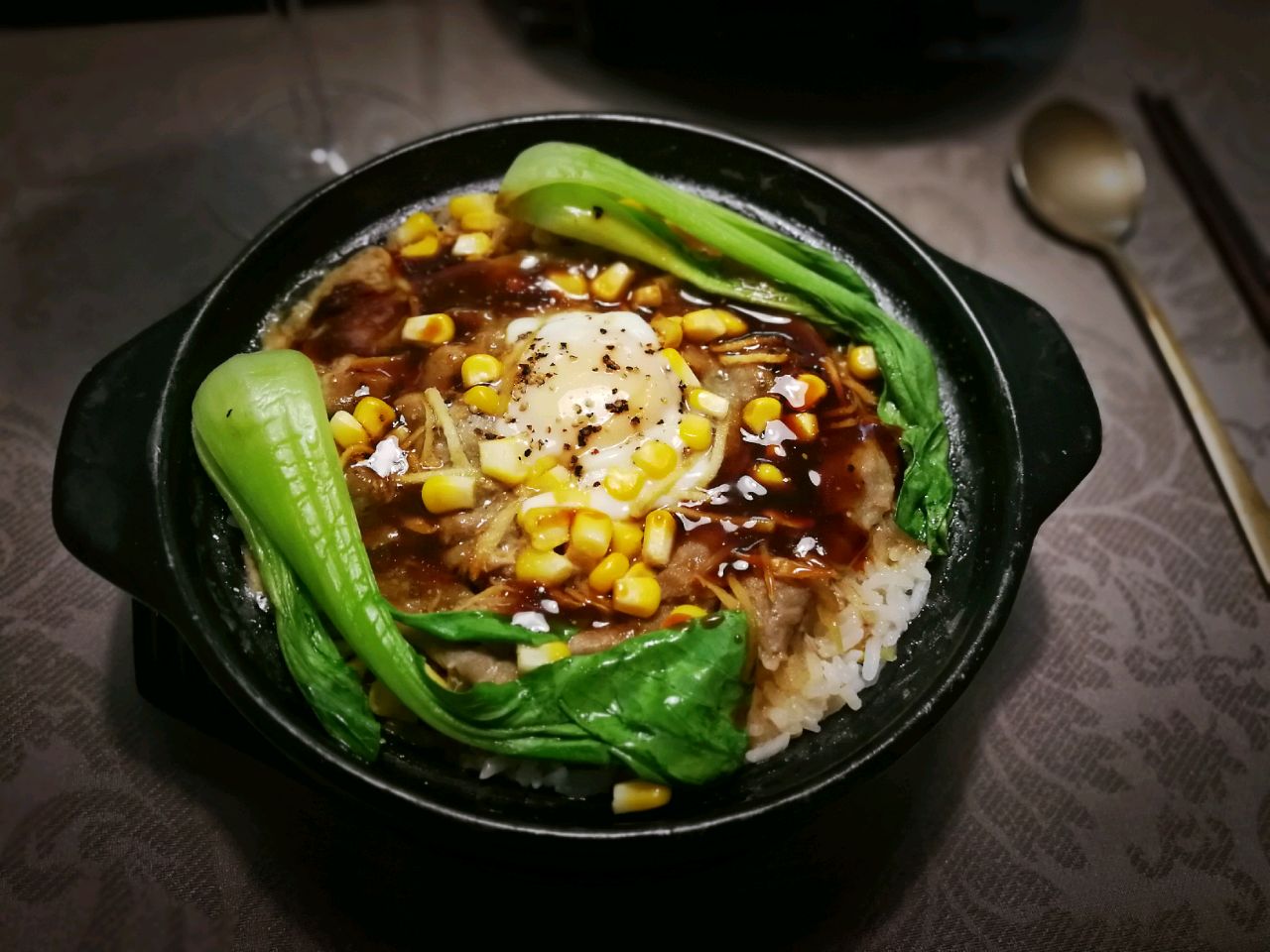 Stewed rice with black pepper, egg and beef