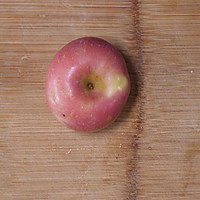 缓解宝宝腹泻的蒸苹果泥 初期辅食的做法图解1
