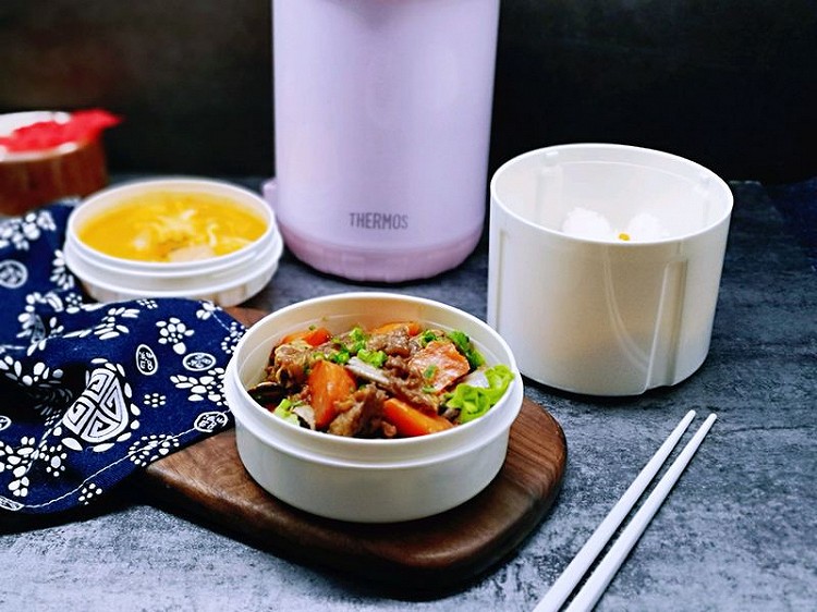 胡萝卜焖羊排+卡通米饭＋番茄金针菇冬瓜汤的做法