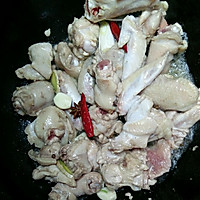 蘑菇土豆炖鸡的做法图解2