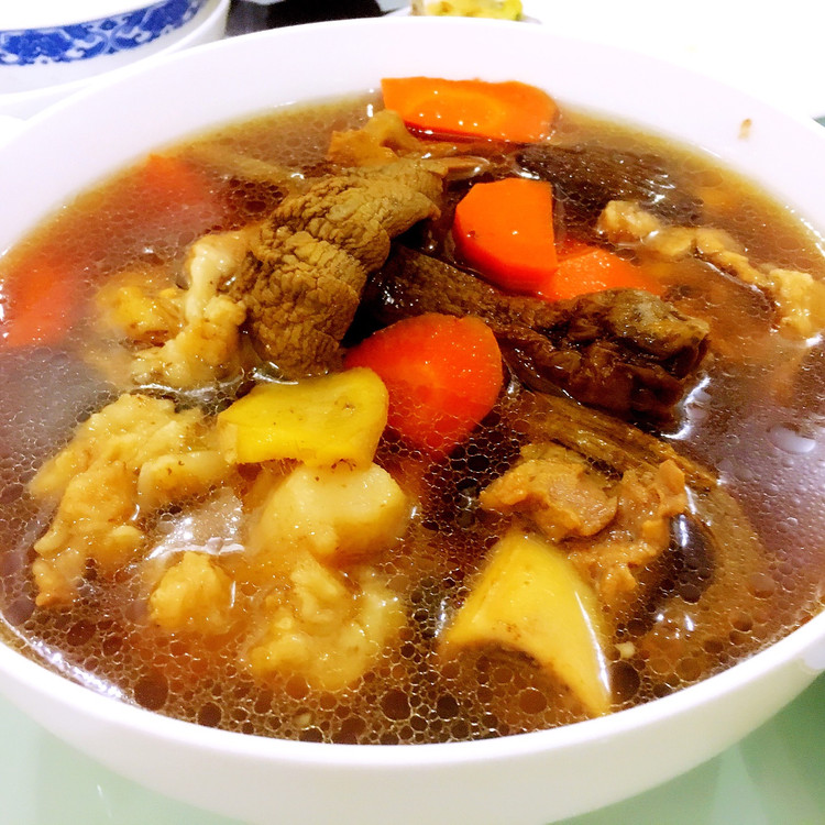羊肚菌姬松茸炖骨头汤的做法