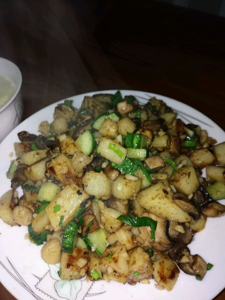 香蒜蘑菇土豆的做法