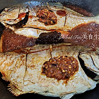 辣椒豆豉鲳鱼#暖冬酱在手，嗨吃部队锅#的做法图解2