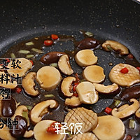 蚝油焖双菇丨这两样素菜放在一起炒一炒，比肉还香的做法图解5