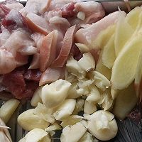 砂锅炖草鱼的做法图解2
