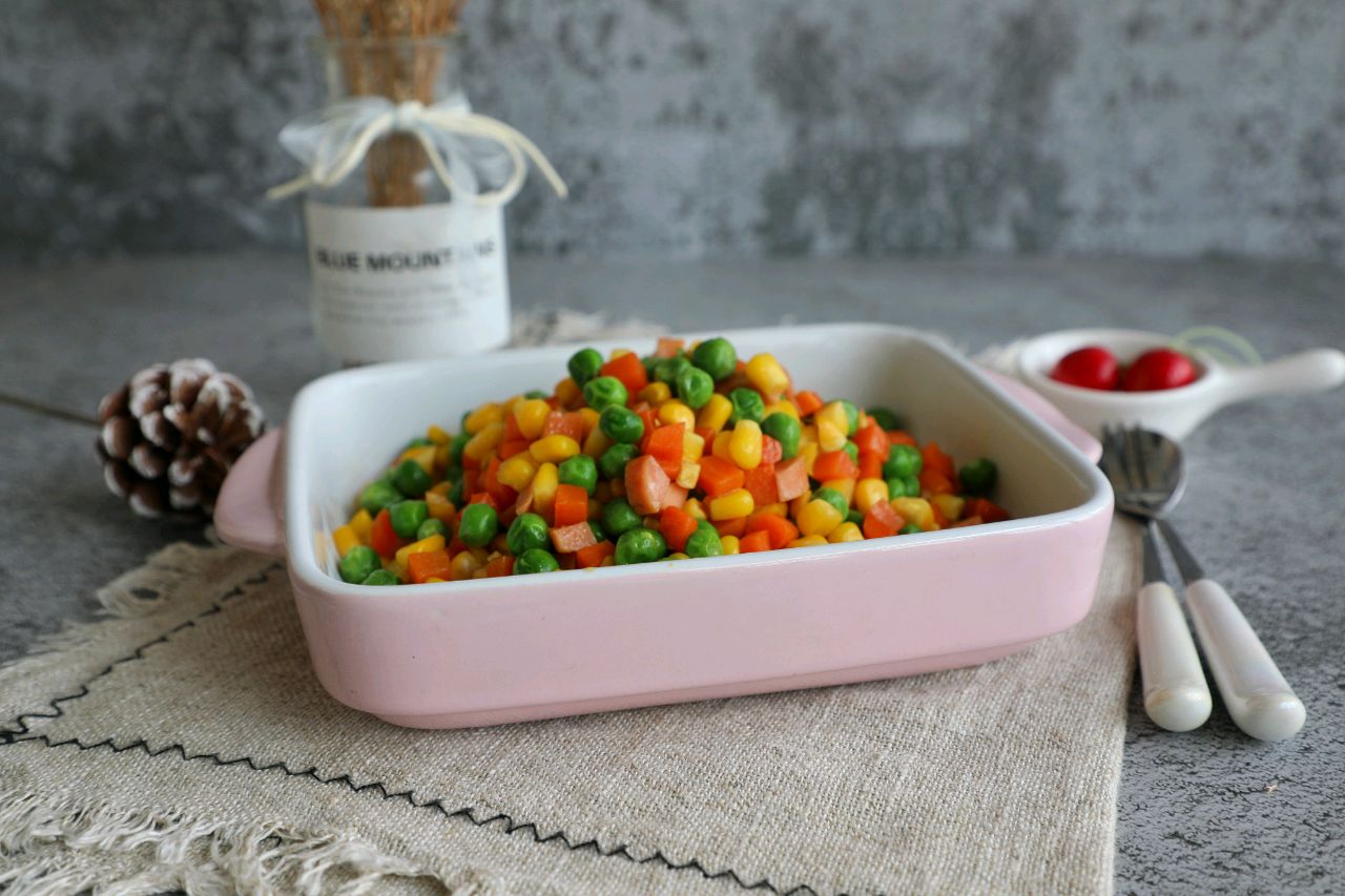 Stir fried ham with peas and corn