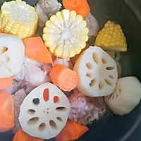 莲藕胡萝卜玉米排骨汤的做法图解5