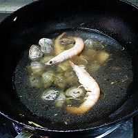 鲜掉眉毛的海鲜面的做法图解9