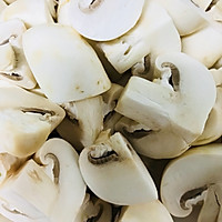 白蘑菇炒牛肉的做法图解1