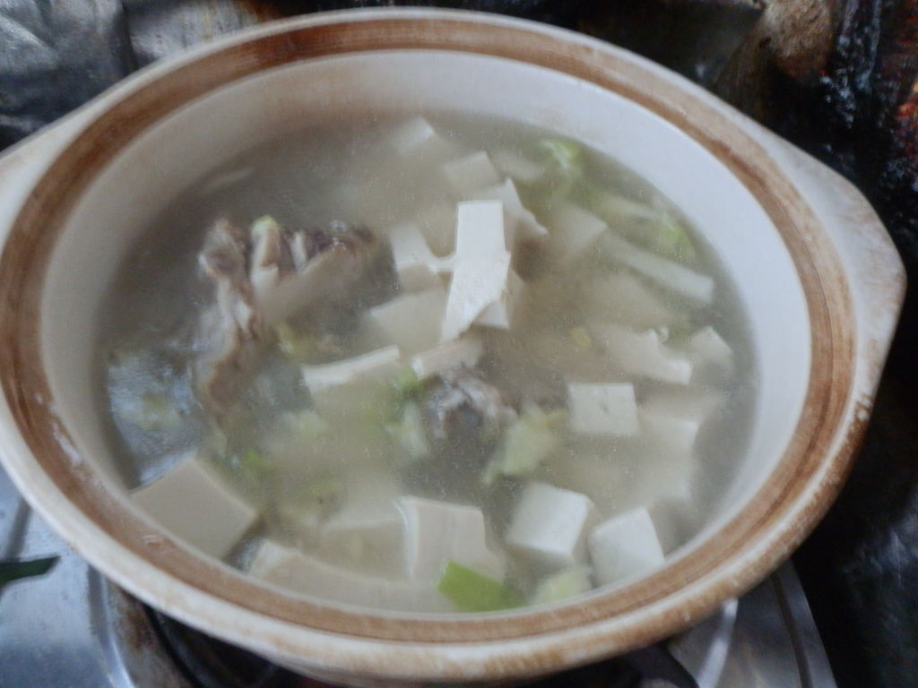 天气渐渐变冷了，做一锅豆腐砂锅煲暖心又暖胃，有素有肉搭配均衡 - 哔哩哔哩