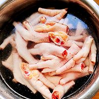 柠檬泡椒凤爪的做法图解1