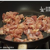 酸酸甜甜的菠萝炒鸡肉的做法图解5