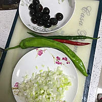 葱椒小皮蛋的做法图解1